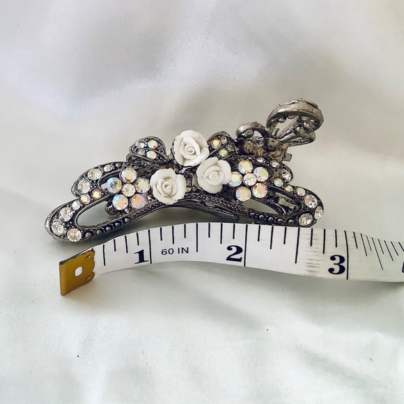 Vintage Metal Jaw clip with White & Crystal Flowers main image 5